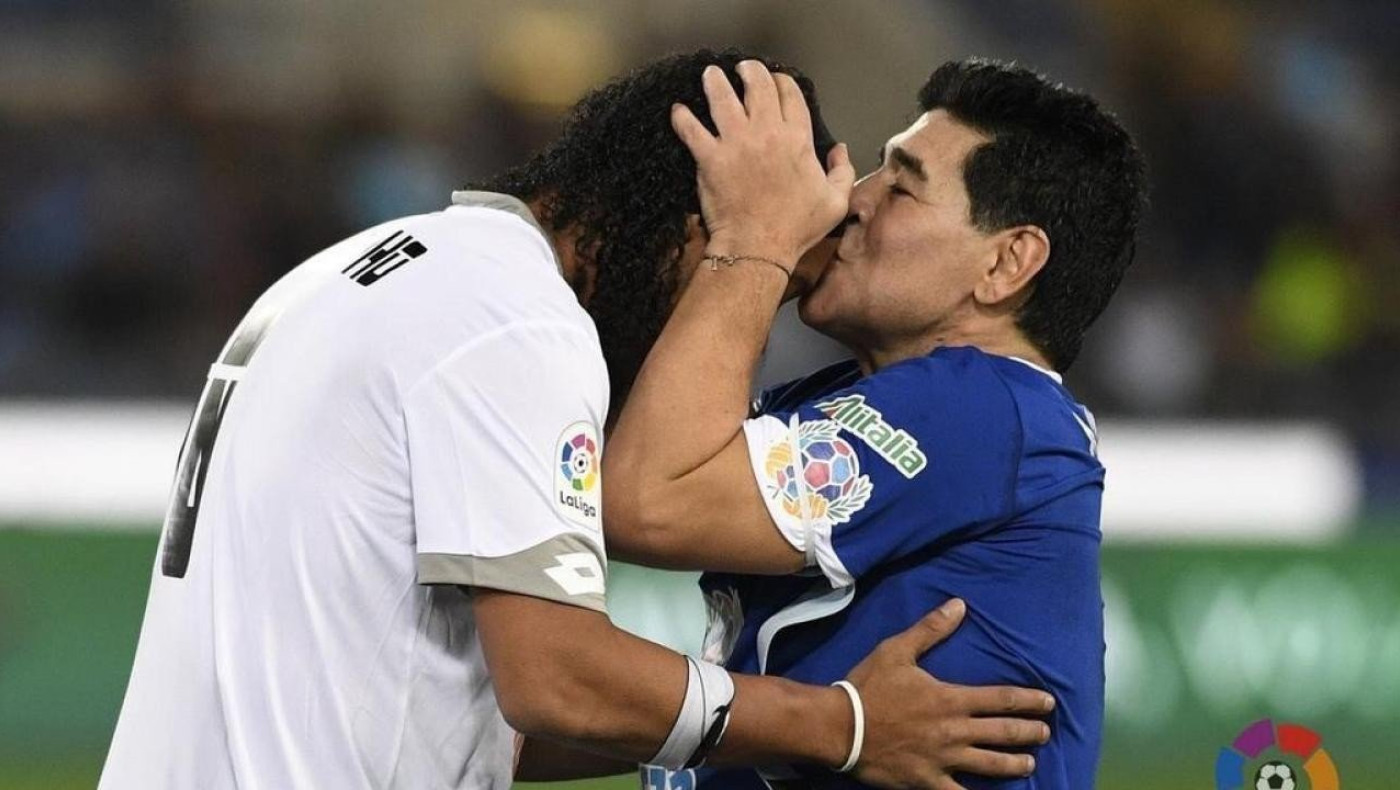 «Ασπίδα» Μαραντόνα σε Ροναλντίνιο