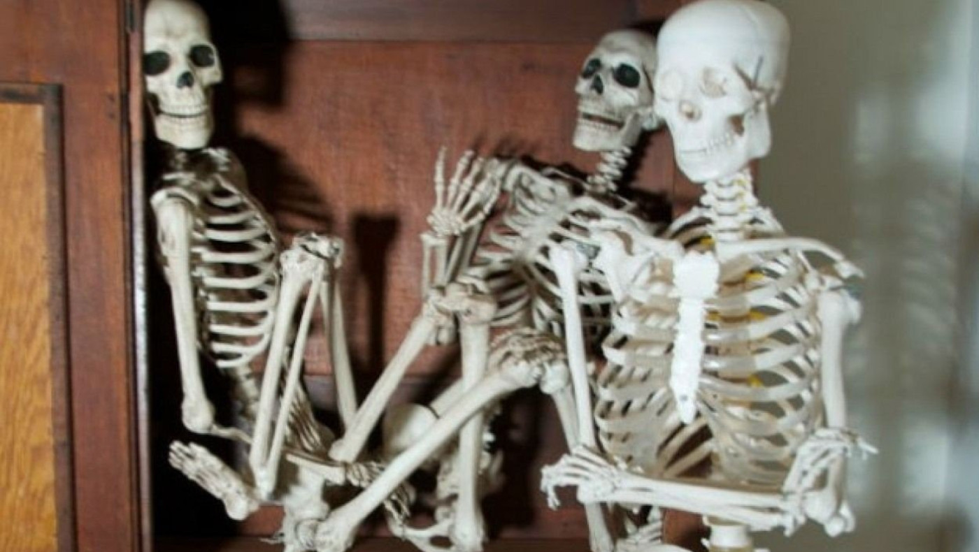 Σε κάθε (;) ντουλάπα υπάρχει (;) ένας …σκελετός;