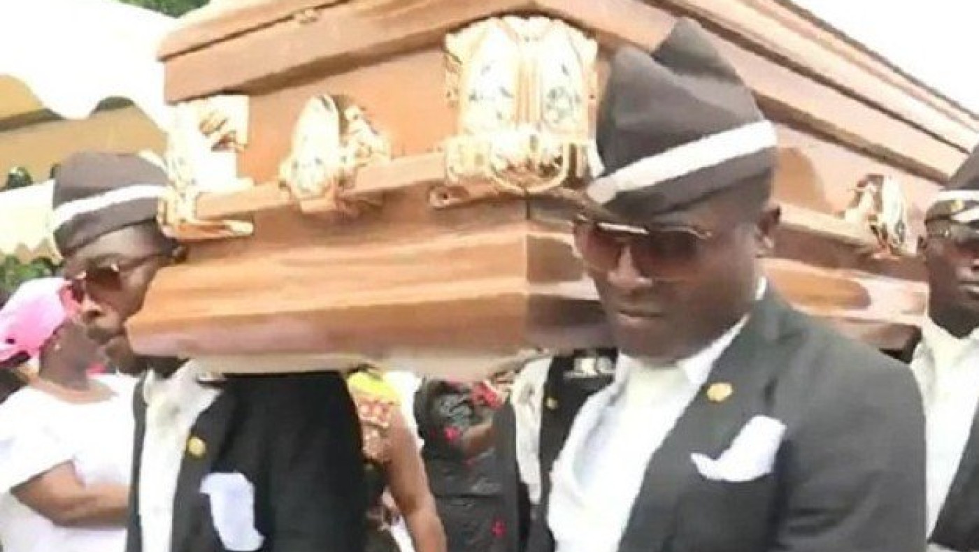 ﻿Οι νεκροθάφτες της Γκάνας που έγιναν viral και η ιστορία του χορού τους