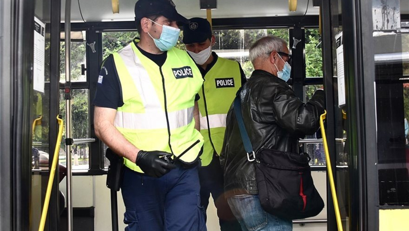 Αστυνομικός κατέβασε επιβάτη λεωφορείου που δε φορούσε μάσκα