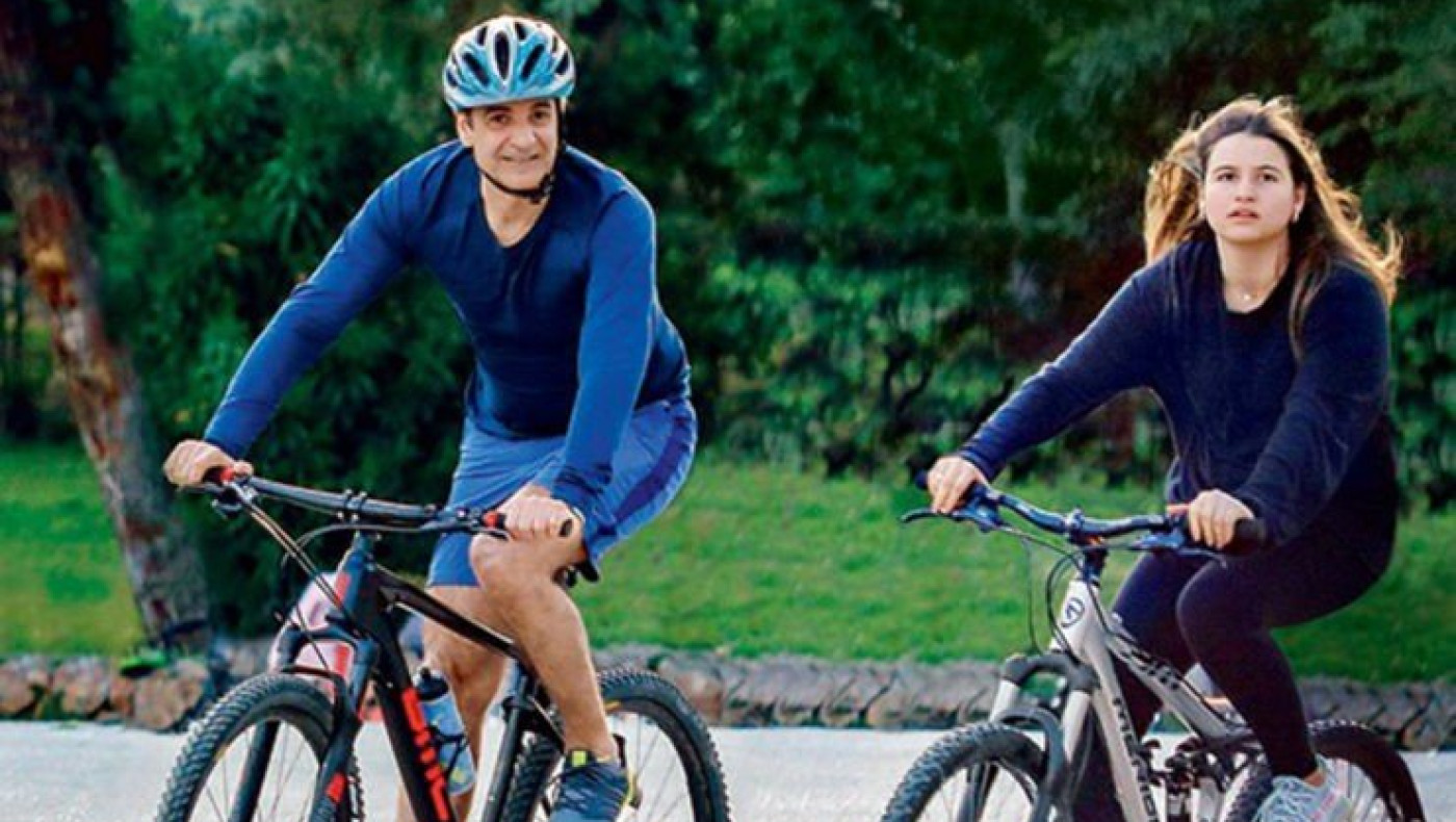 Ο Κυριάκος Μητσοτάκης χαλαρώνει κάνοντας ποδήλατο με τις κόρες του!