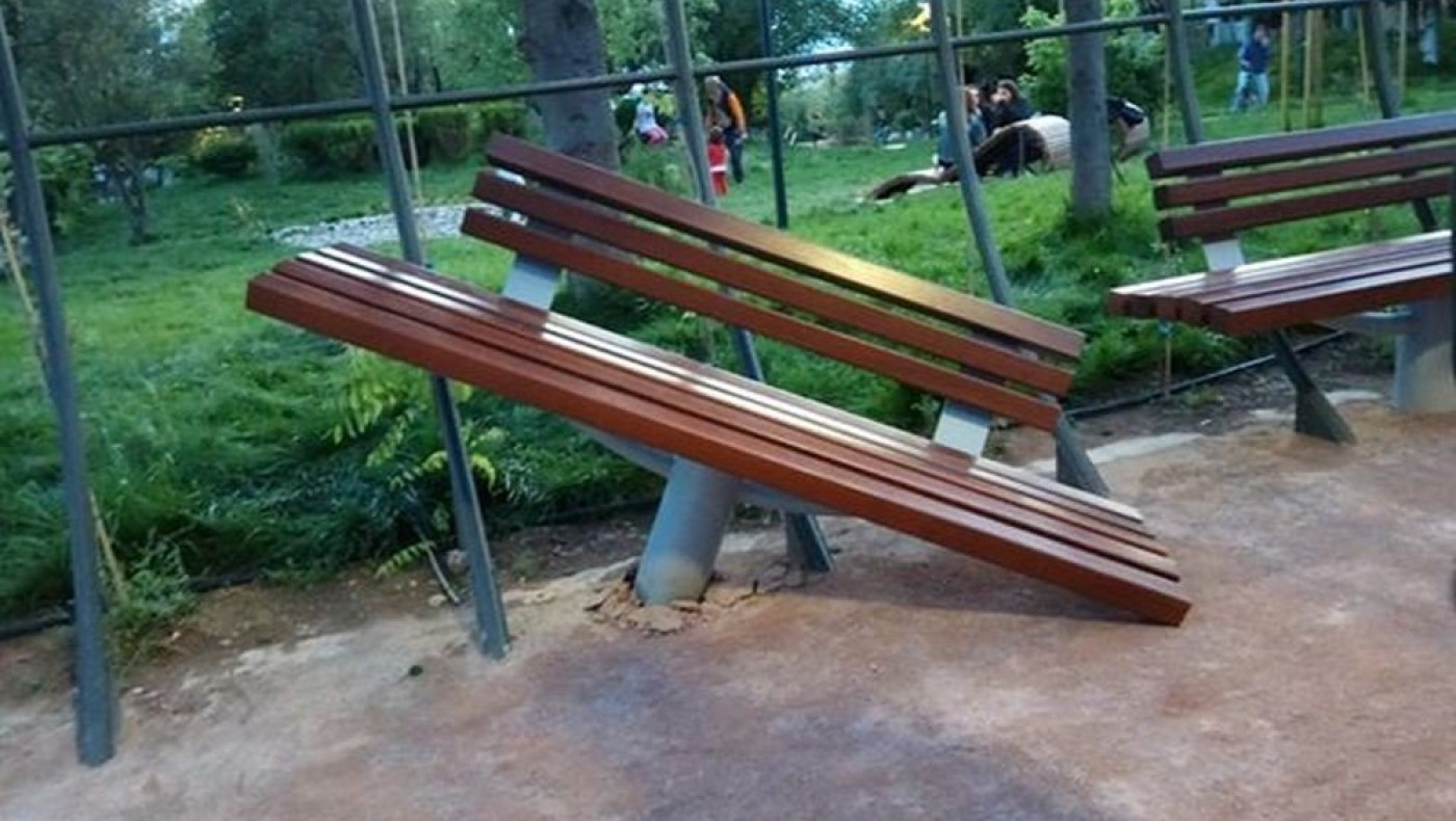 Ξεριζώθηκε σε χρόνο... dt παγκάκι από το πάρκο «Ούλοφ Πάλμε»