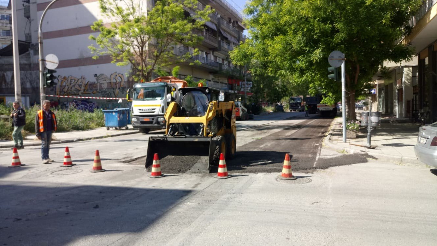 Εργασίες ασφαλτόστρωσης στη Δελφών