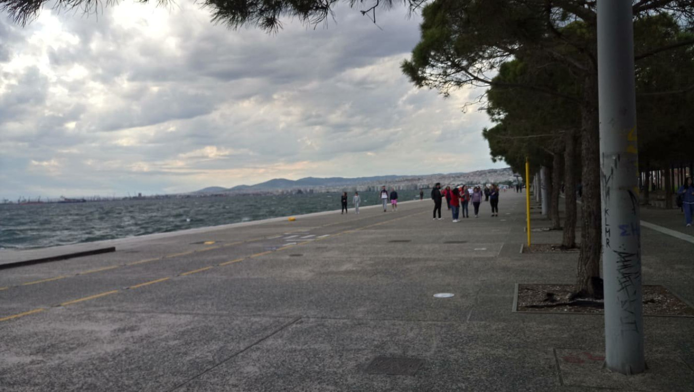 Ο αέρας δεν πτόησε τους Θεσσαλονικείς, βόλτες στη Νέα παραλία