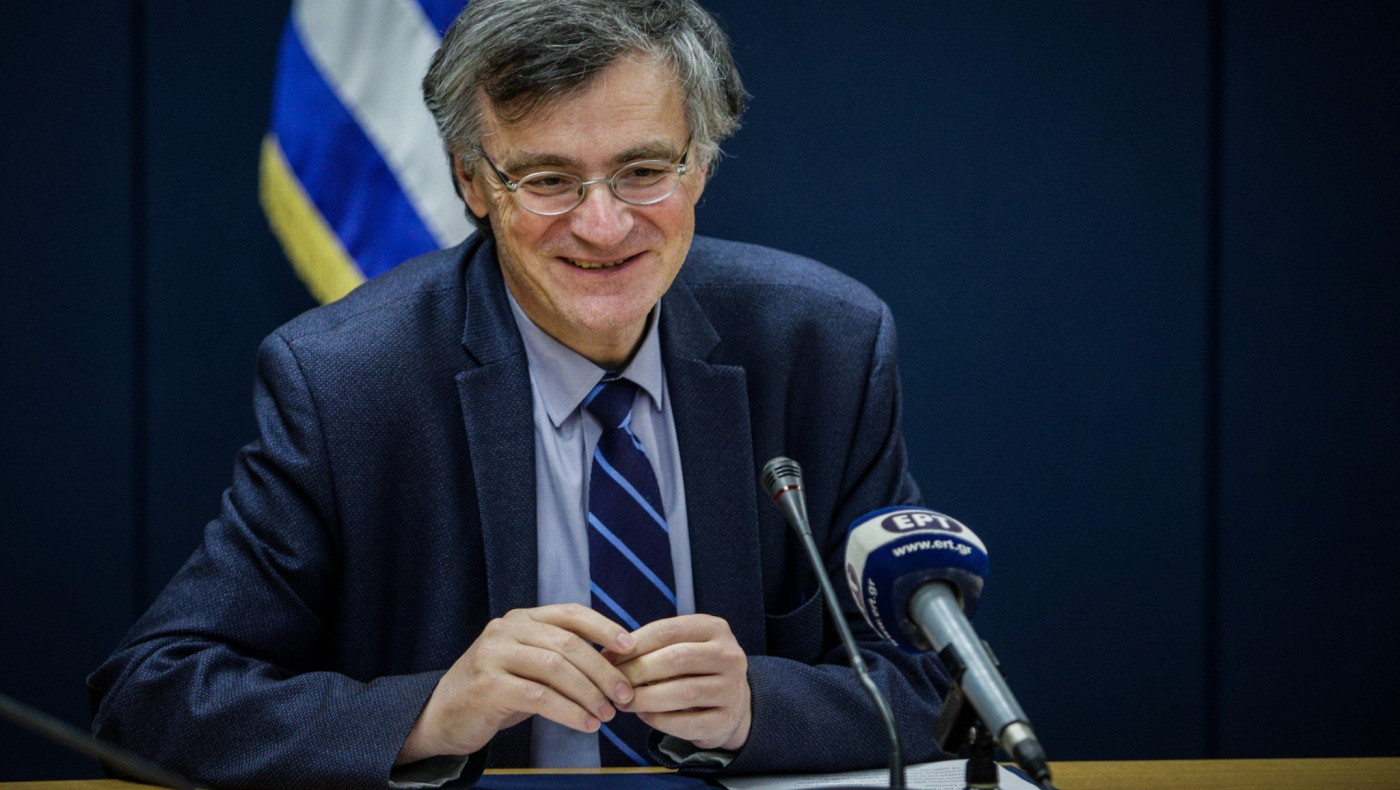 Η εντυπωσιακή βοηθός του Σωτήρη Τσιόδρα δε θυμίζει... λοιμωξιολόγο!