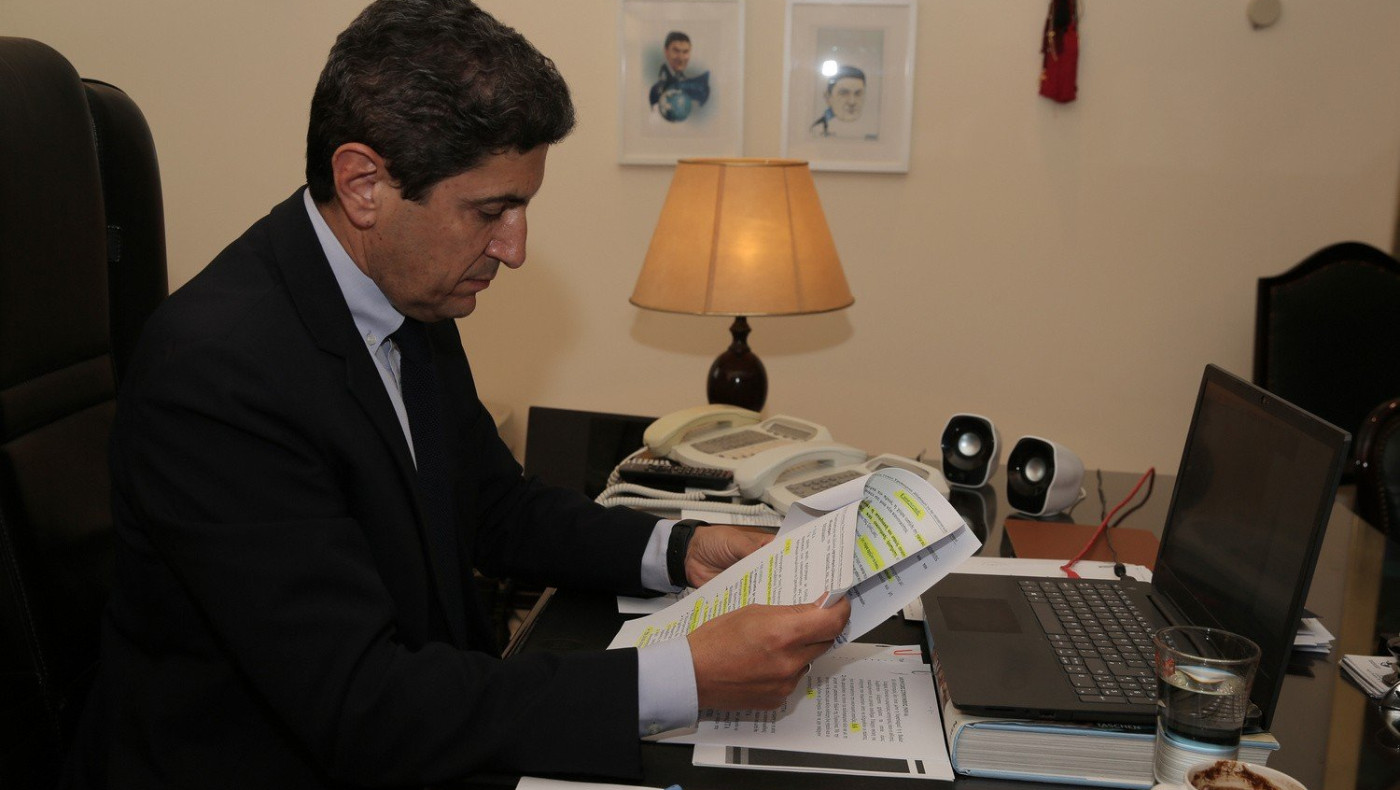 Τα... μαζεύει ο Αυγενάκης μετά τον σάλο