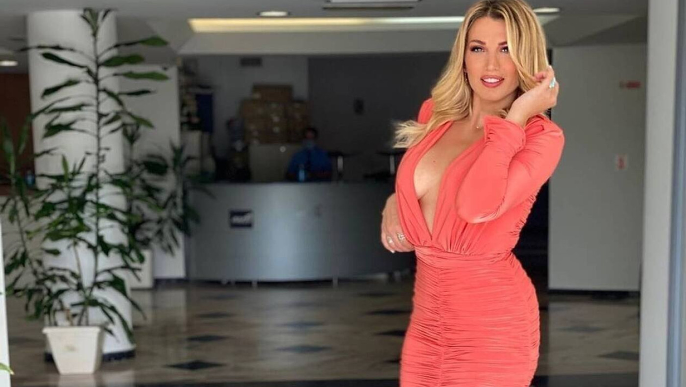 Αβυσσαλέο ντεκολτέ για την Κωνσταντίνα Σπυροπούλου