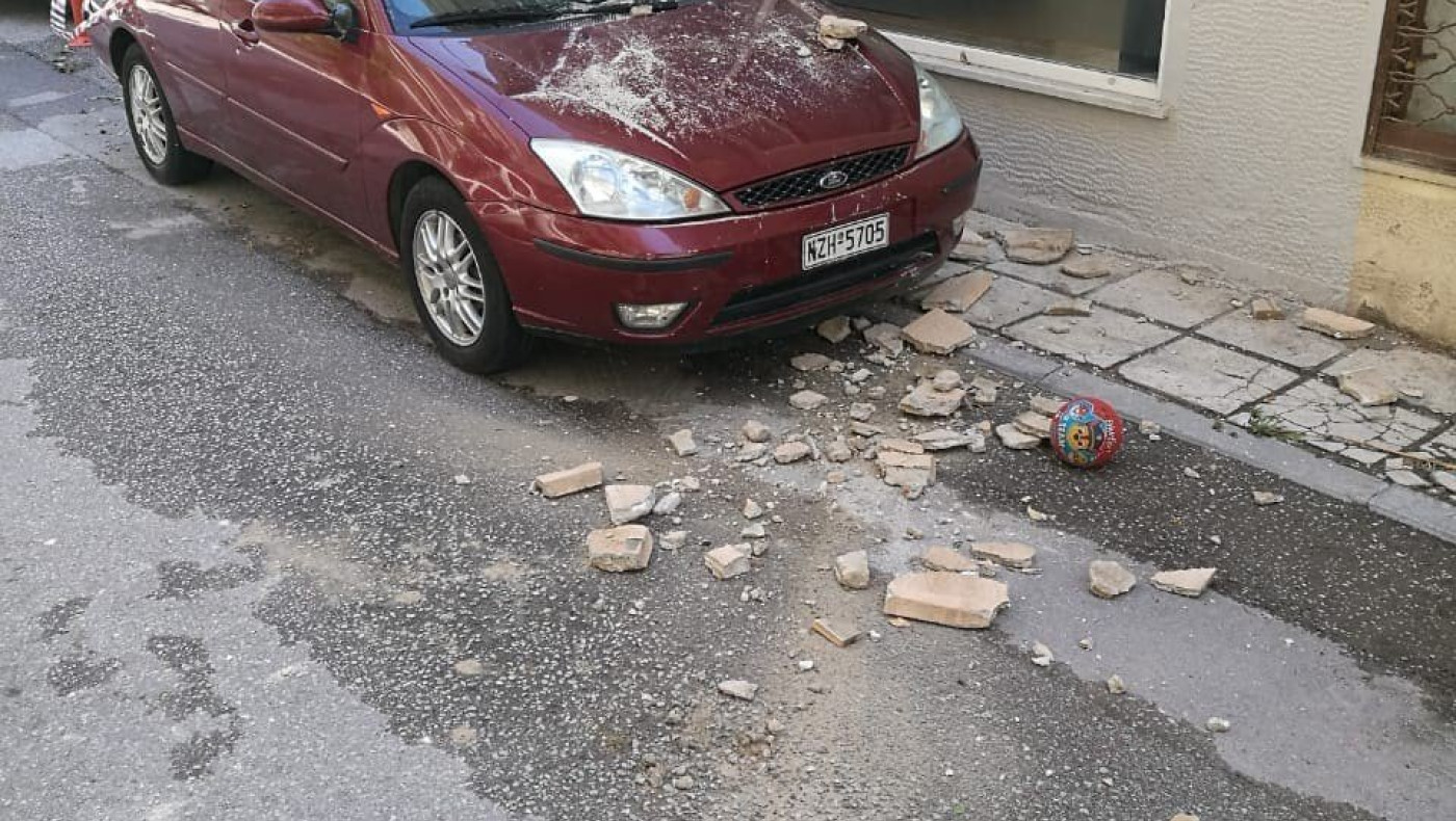 Έπεσε μαρμάρινη πλάκα στην Καλαμαριά πάνω σε αυτοκίνητο!