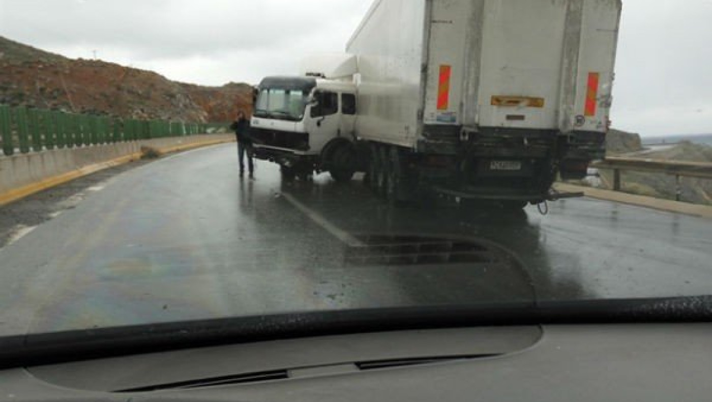 Δίπλωσε νταλίκα στο Δερβένι - Κλειστό το ρεύμα εξόδου από Θεσσαλονίκη