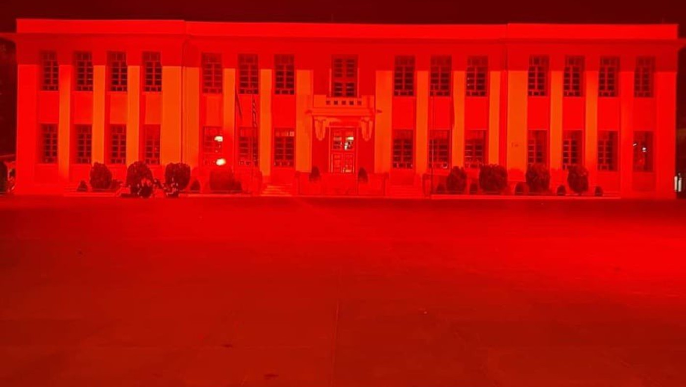 Καλαμαριά: Κόκκινη η πλατεία δημαρχείου, για την ποντιακή γενοκτονία