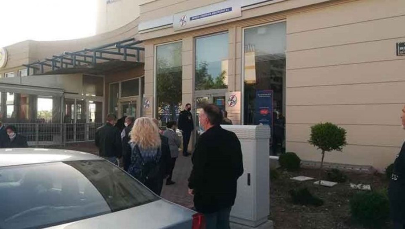 Κοζάνη: Γυναίκα έφτυσε αστυνομικούς που έκαναν συστάσεις για συνωστισμό