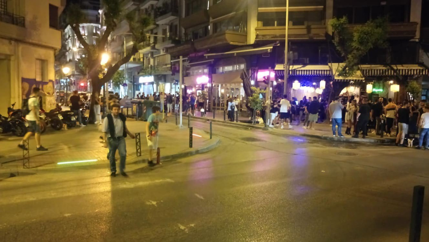 Τα πεζοδρόμια είναι... τα νέα στέκια για ποτό