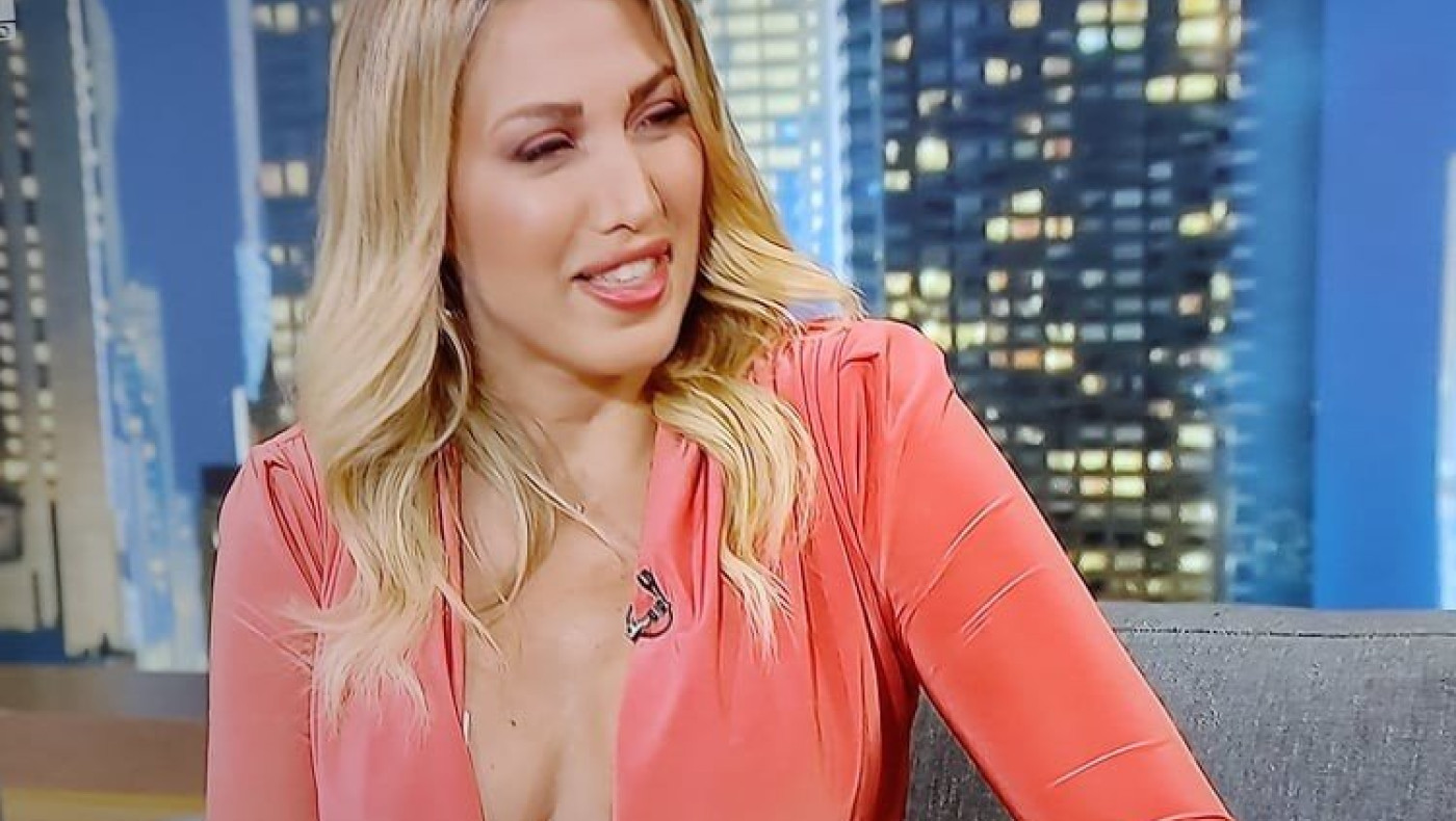 Η Σπυροπούλου ξεσήκωσε τον κόσμο με ντεκολτέ και σταυροπόδι!