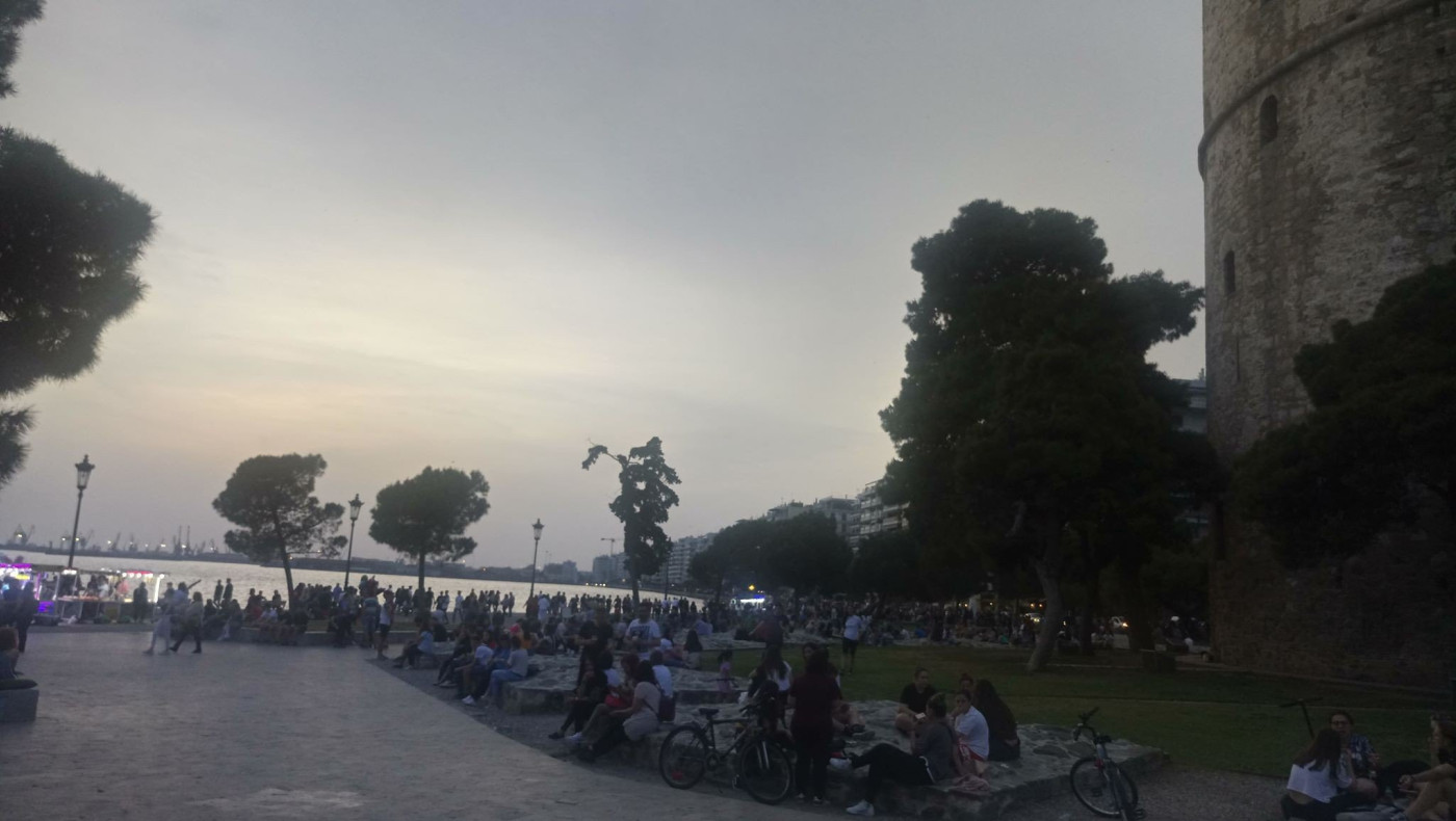 Καύσωνας στη Θεσσαλονίκη: «Σκασμένη» από κόσμο η Νέα Παραλία!