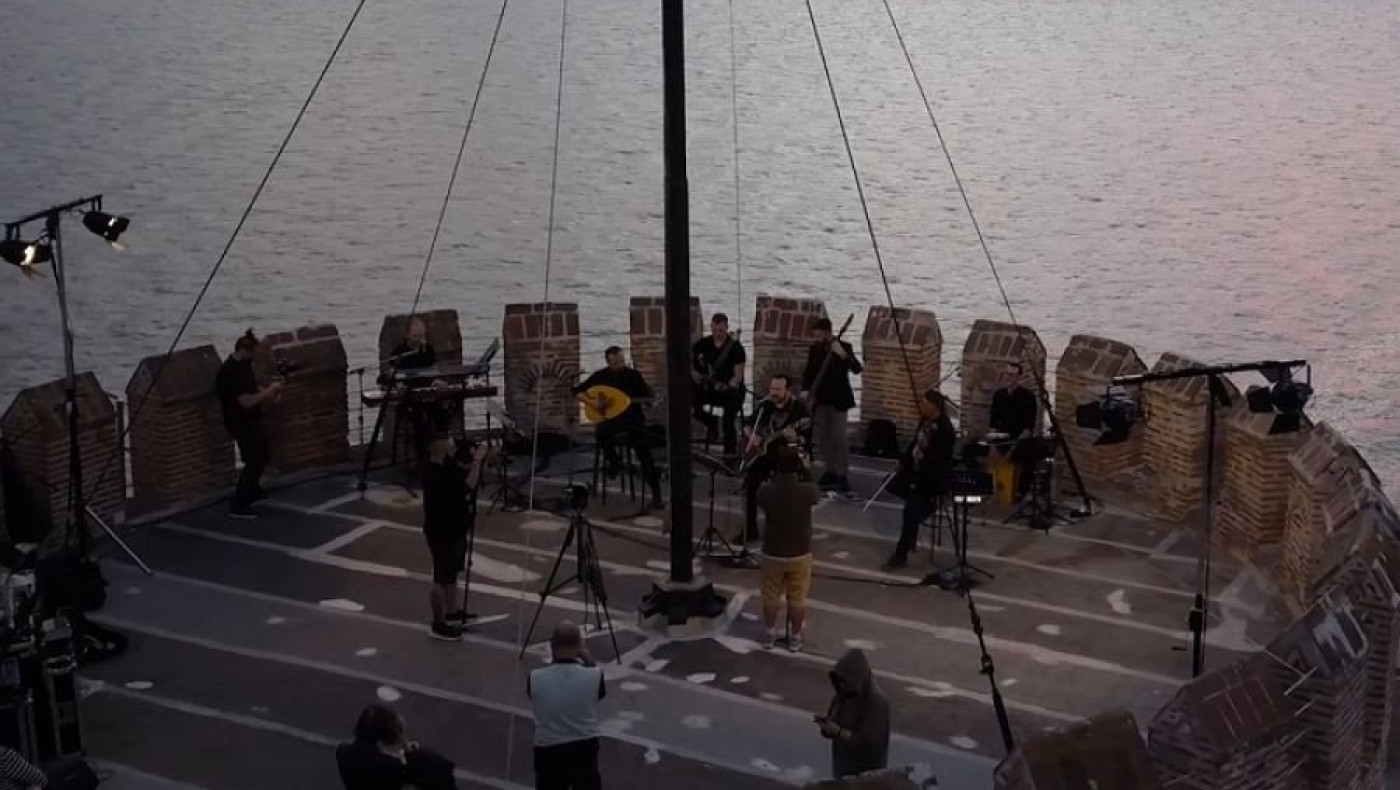 Ο Κώστας Μακεδόνας τραγούδησε για τη Θεσσαλονίκη από την κορυφή του Λευκού Πύργου