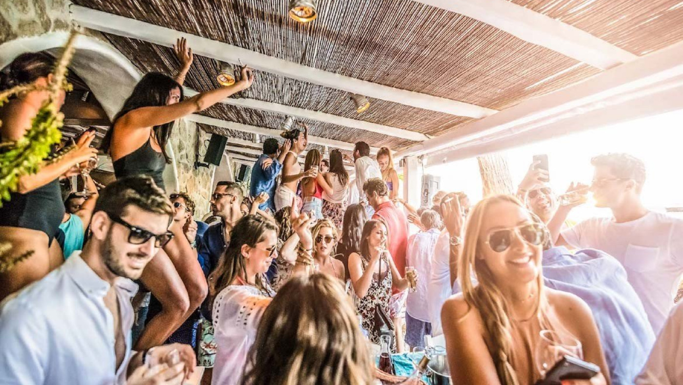 Τέλος τα πάρτι στα κλαμπ των νησιών