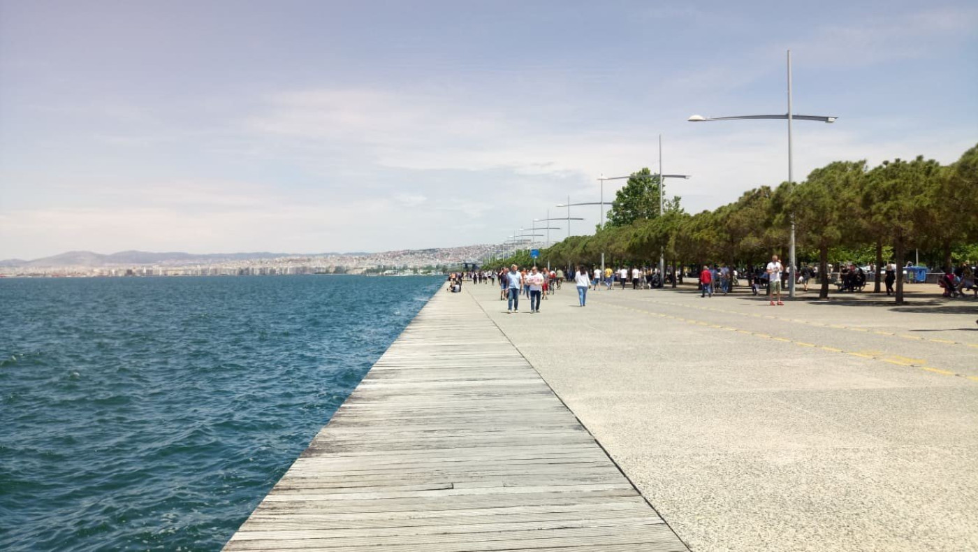 Φοιτητής του ΑΠΘ απαντάει σε ερωτήσεις πάνω σε ένα παγκάκι!