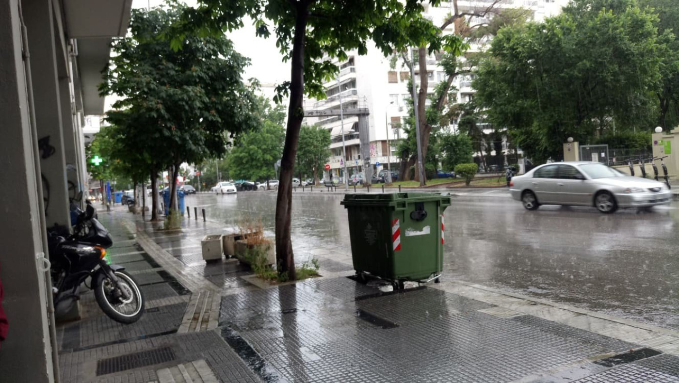 Προβλήματα από τη βροχή σε κεντρικούς δρόμους της Θεσσαλονίκης
