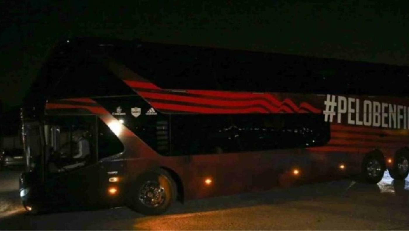 Επίθεση με πέτρες στο πούλμαν της Μπενφίκα, δύο παίκτες στο νοσοκομείο