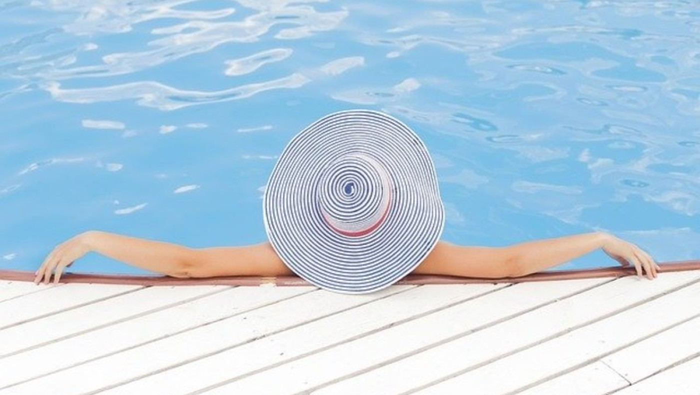 Επικίνδυνα για κορωνοϊό τα παιχνίδια στις πισίνες