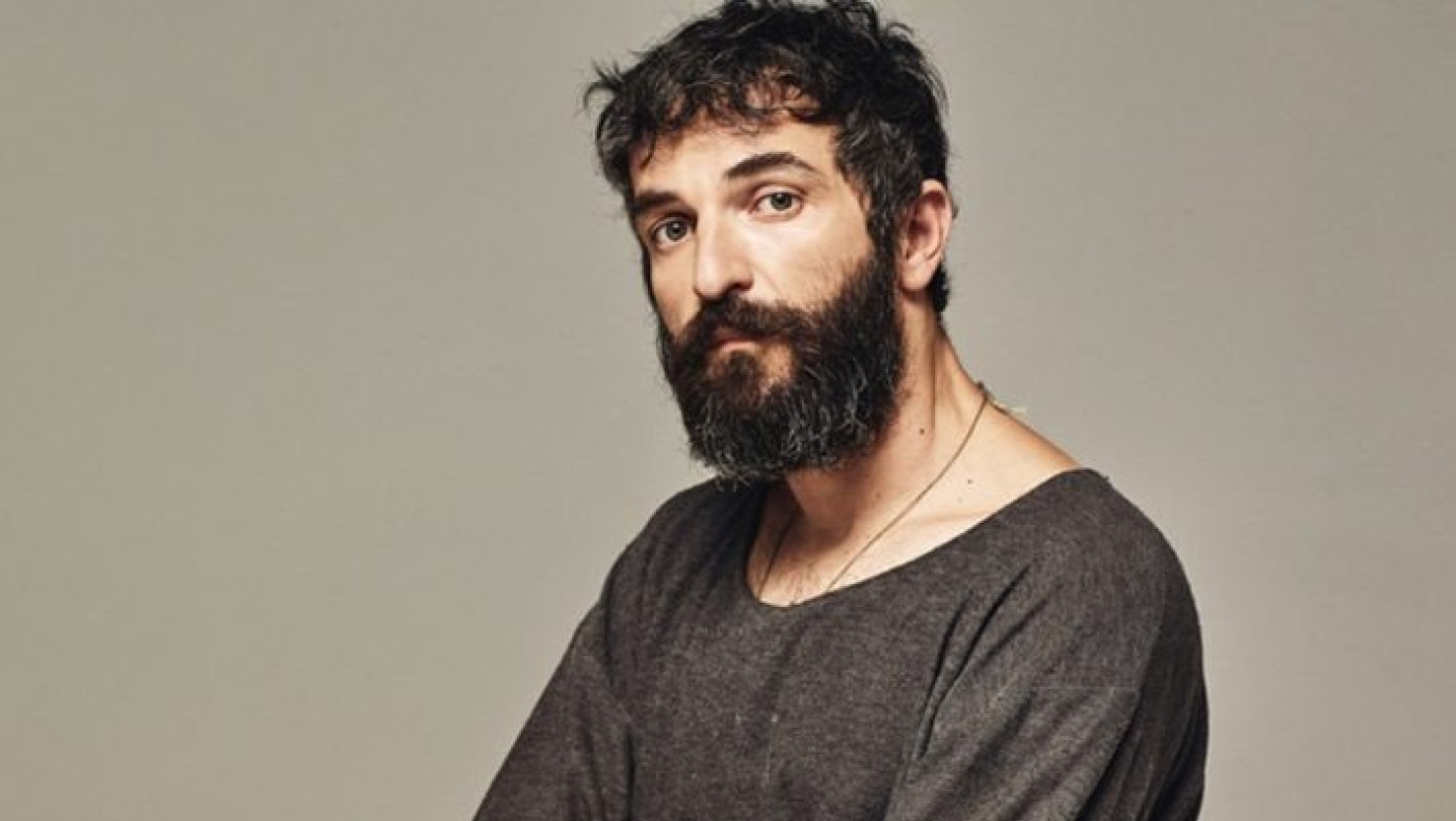 Η μεγάλη αλλαγή του Άρη Σερβετάλη: Με νέο εκκεντρικό look στο «Στούντιο 4»