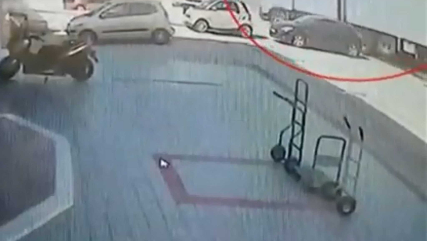 Βίντεο σοκ από το φορτηγό που «καρφώθηκε» σε εταιρεία