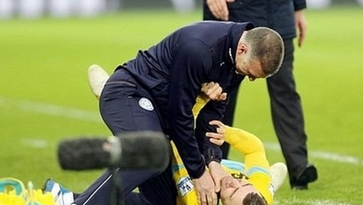 Προπονητής πήγε να πνίξει ποδοσφαιριστή (video)