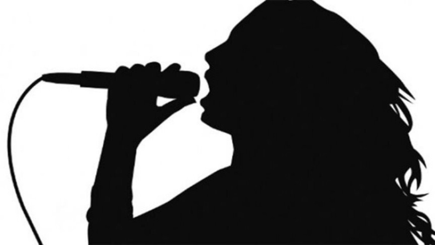 Σερβιτόρα ξεμάλλιασε πασίγνωστη τραγουδίστρια...