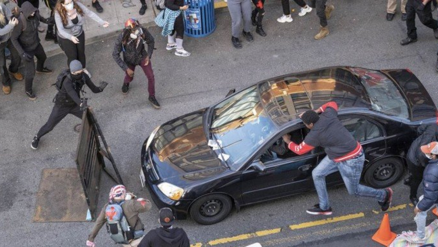 Χάος στο Σιάτλ: Οδηγός έριξε αυτοκίνητο σε πλήθος και άνοιξε πυρ