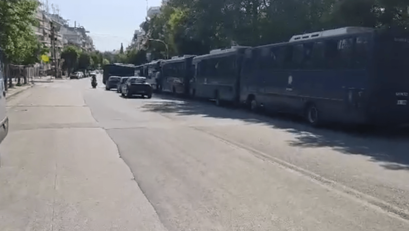 Ισχυρή αστυνομική δύναμη έξω από την Τούμπα