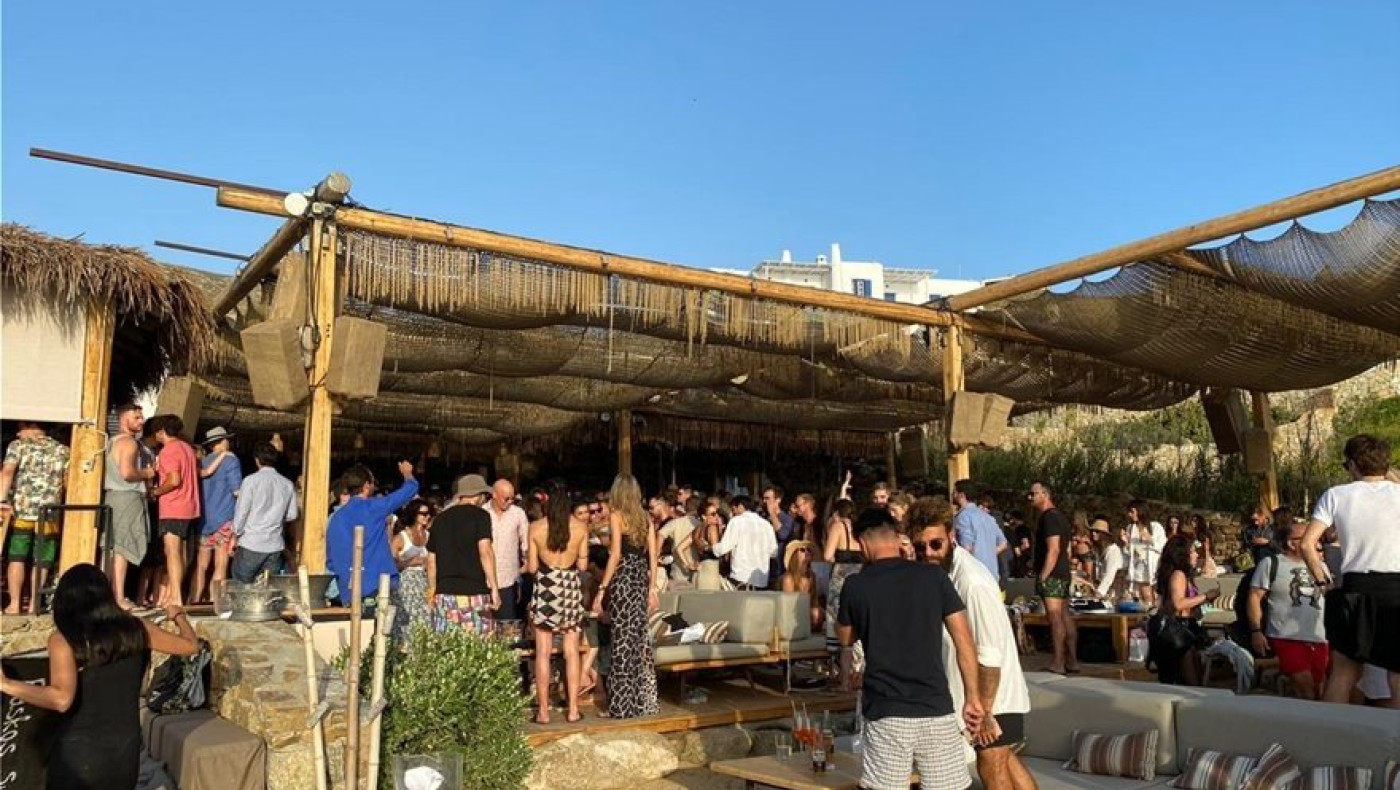 Μύκονος: Λουκέτο 2 μηνών και πρόστιμο μαμούθ για συνωστισμό σε μπιτς μπαρ