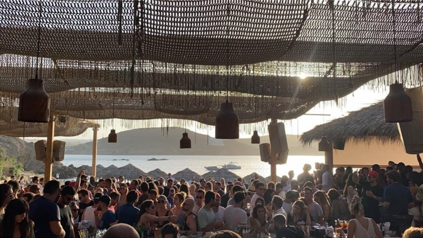 «Σαφάρι» στα μπιτς μπαρ της Μυκόνου-Έφοδος και στο Nammos