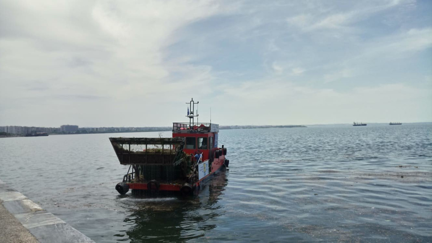 Ειδικό πλοιάριο καθάρισε τον Θερμαϊκό!