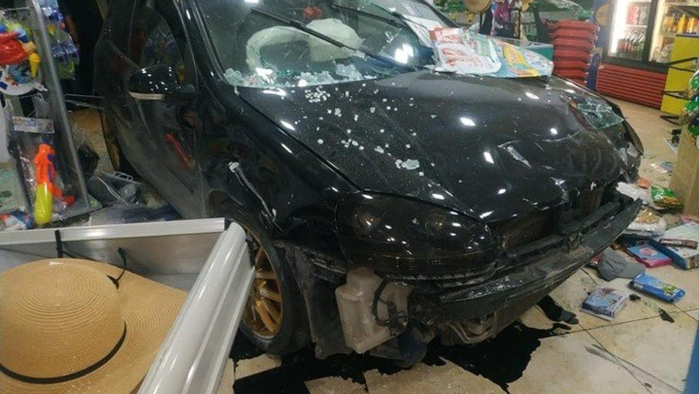 Τρομακτικό τροχαίο  στη Ρόδο: Αυτοκίνητο "καρφώθηκε" σε σούπερ μάρκετ