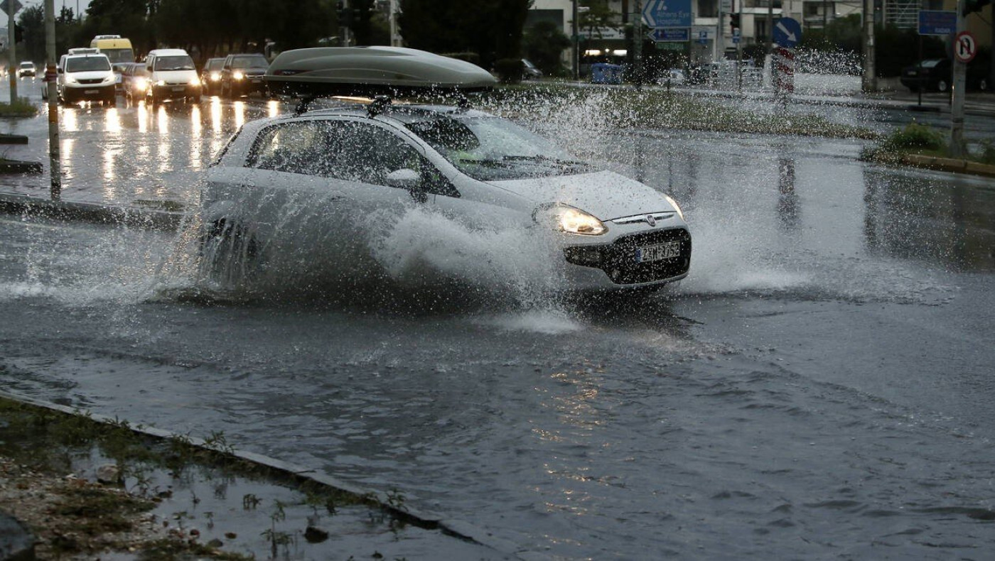 «Ποτάμια» οι δρόμοι στο κέντρο της Θεσσαλονίκης