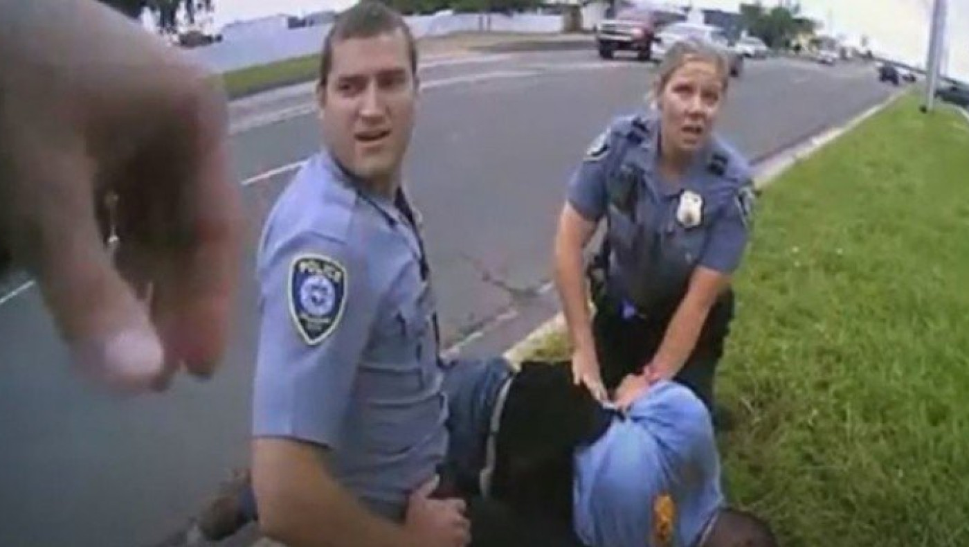 Νέο βίντεο από αστυνομική σύλληψη στις ΗΠΑ: «Δεν μπορώ να αναπνεύσω»