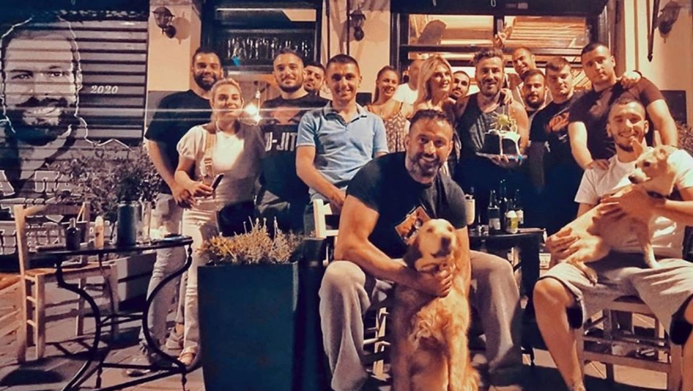 Γενέθλια- έκπληξη με πυρσούς για τον Γιώργο Μαυρίδη