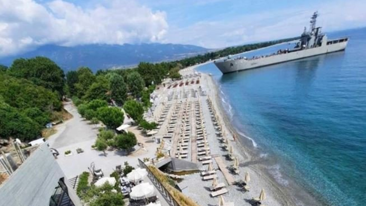 Απίστευτο: Αρματαγωγό έδεσε μπροστά σε beach bar στην Πιερία