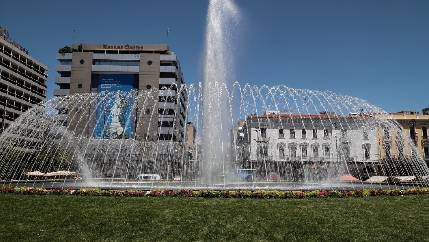 Γέμισε... σαπουνάδα το νέο συντριβάνι της Ομόνοιας