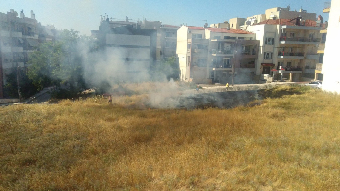 Φωτιά σε κατοικημένη περιοχή στην Καλαμαριά