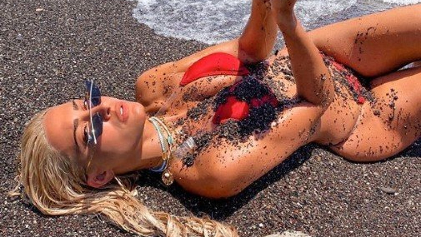 Τα... ακροβατικά της Τούνη με τις φίλες της στην παραλία!