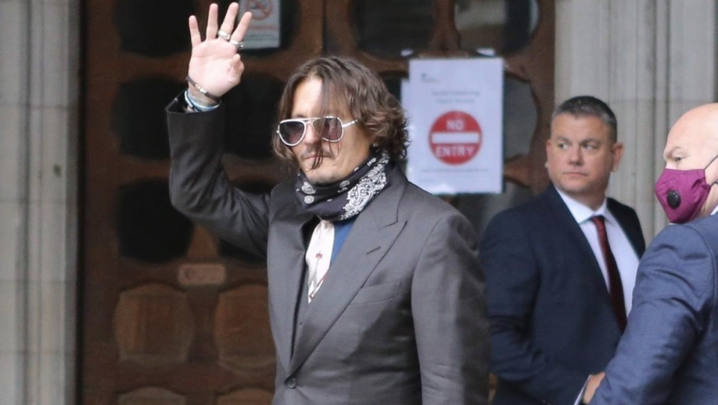 Σοκάρει το βίντεο με τον Johnny Depp να σπάει ένα μπουκάλι κρασί!