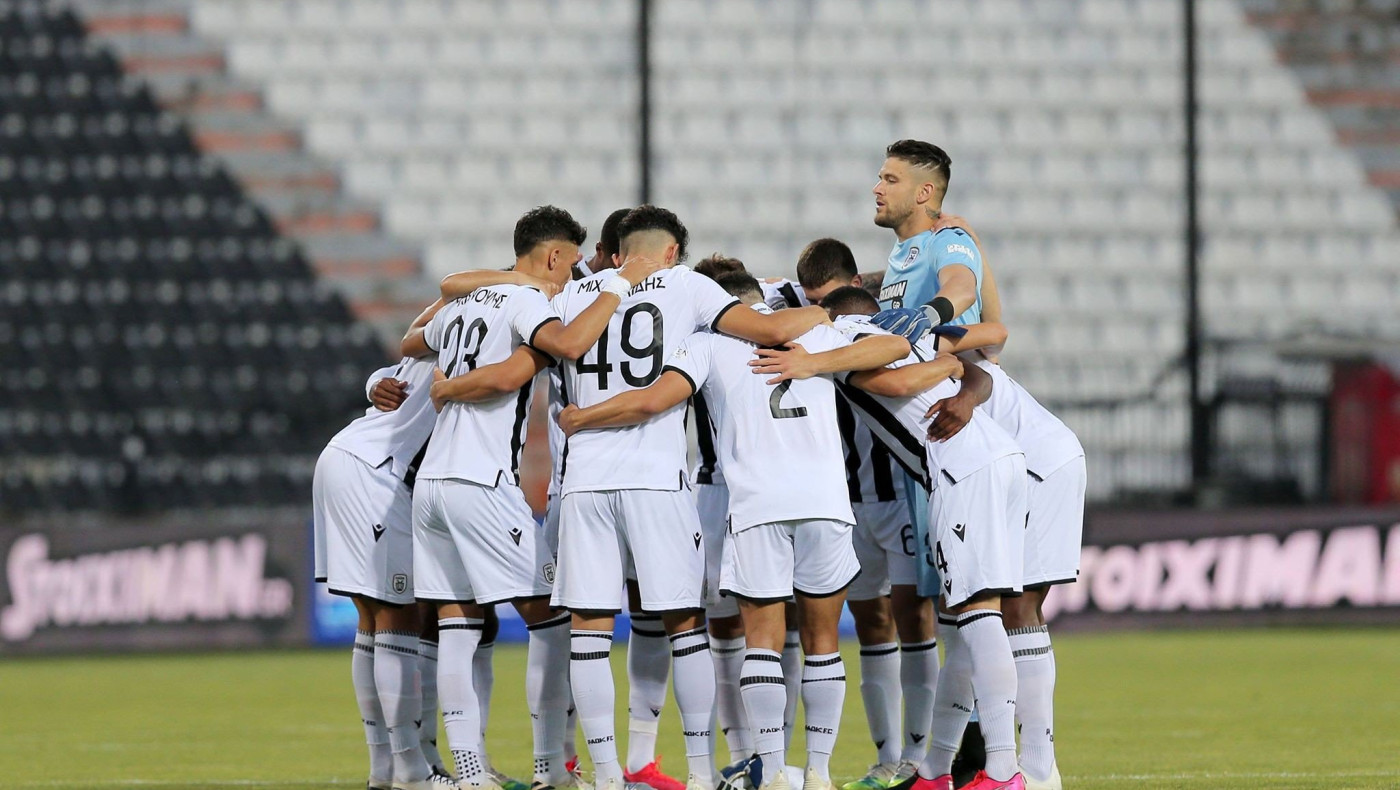 Η μπάλα στα πόδια  των παικτών και του Φερέιρα