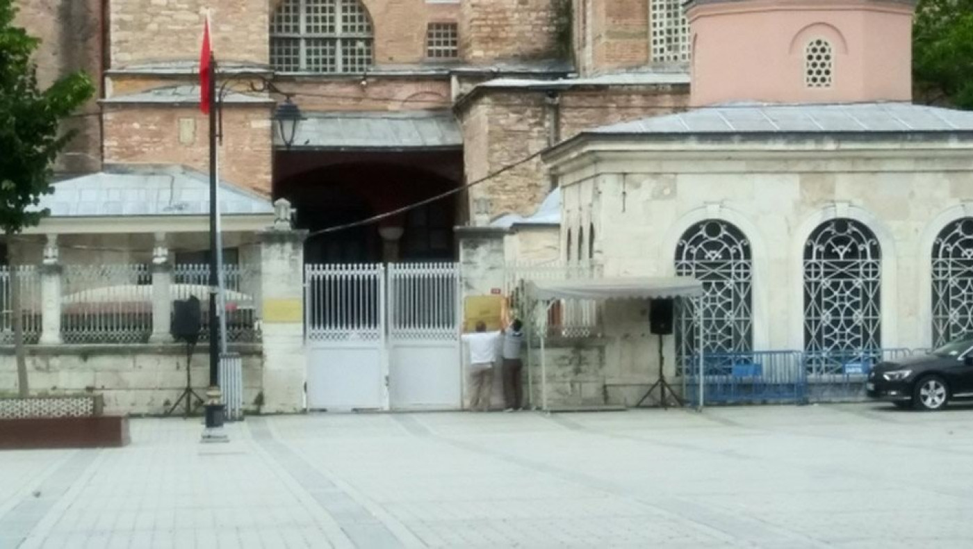 Θλίψη: Οι Τούρκοι κατεβάζουν τις πινακίδες «Μουσείο» από την Αγία Σοφία