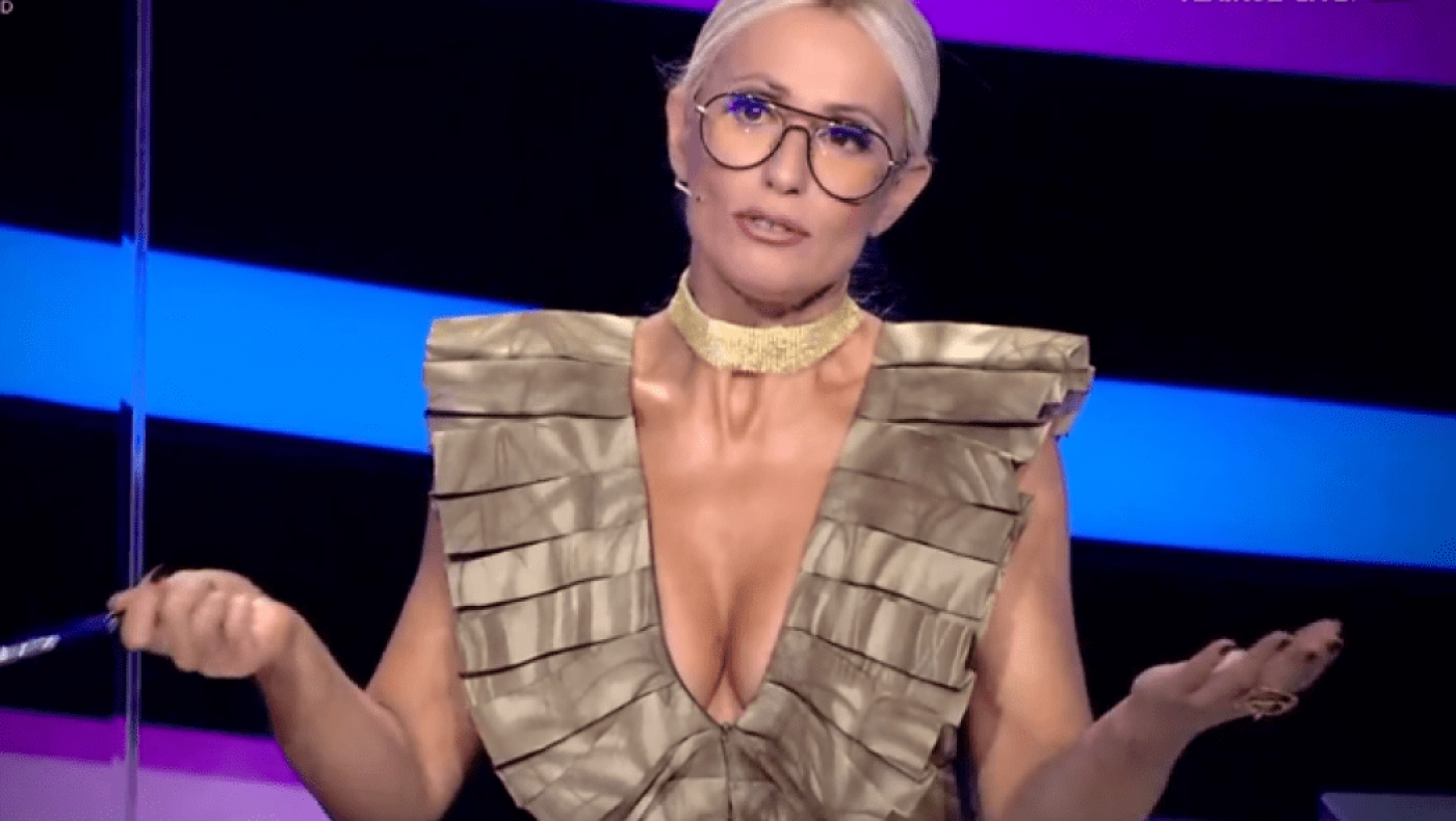 Μπακοδήμου: «Βαρέθηκα να ακούω για το ντεκολτέ μου»