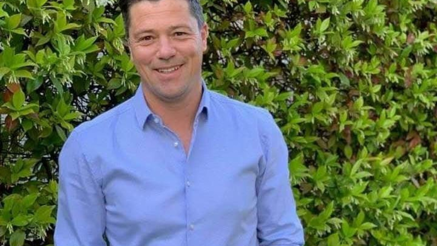 Ο Γ. Τελίδης κοντά στον Ποσειδώνα Καλαμαριάς