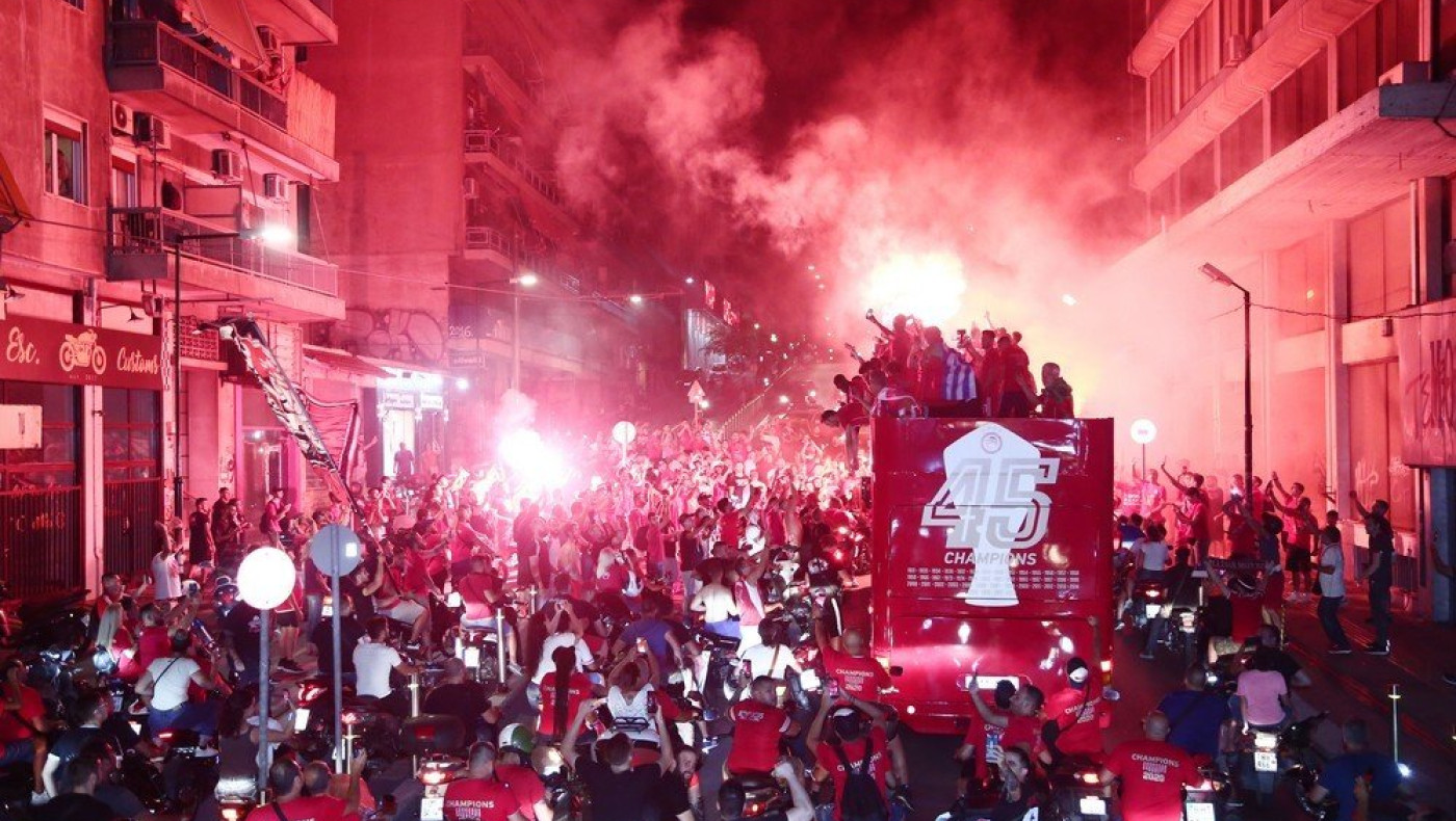 Οπαδός του Ολυμπιακού τραυματίστηκε από φωτοβολίδα και νοσηλεύεται