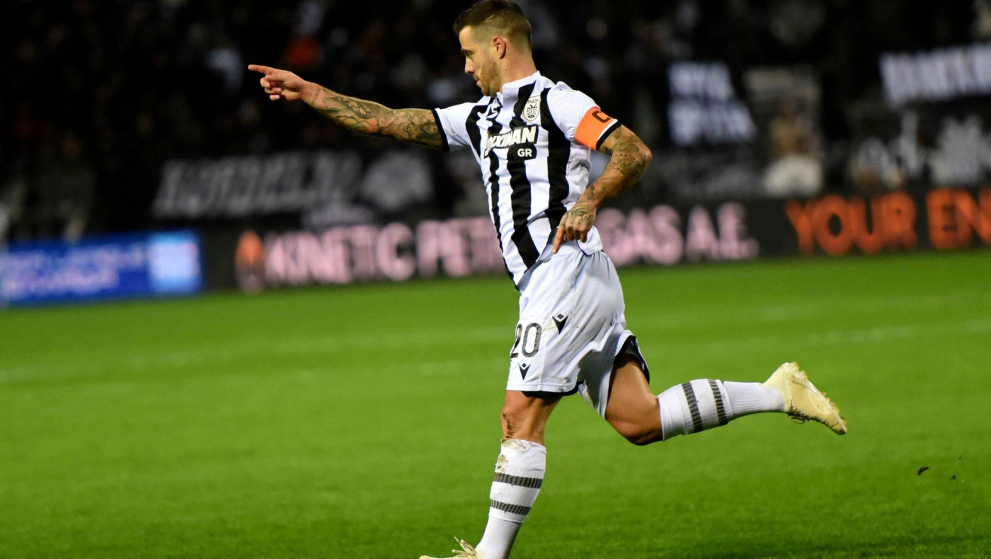 Μια τεράστια αγκαλιά για τον μεγάλο αρχηγό!