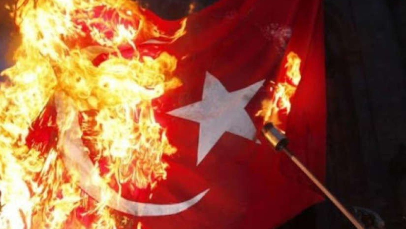 Θεσσαλονίκη: Στην πυρά σημαίες της Τουρκίας για την Αγία Σοφία