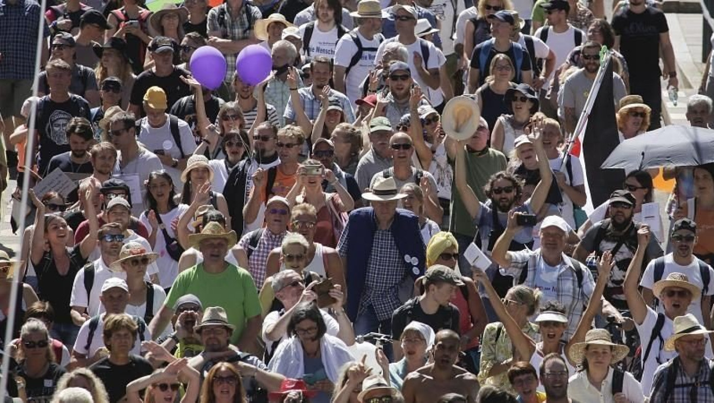 «Δεν υπάρχει ιός, εμείς είμαστε το δεύτερο κύμα», φώναξαν διαδηλωτές στο Βερολίνο